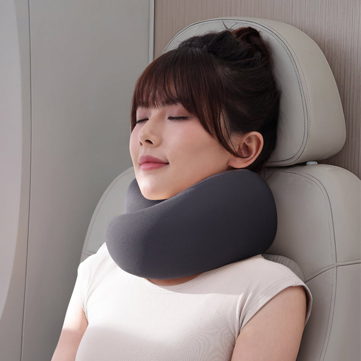 EVERYTHINK ES3 Travel U-Pillow in black providing neck support for comfortable sleep while traveling